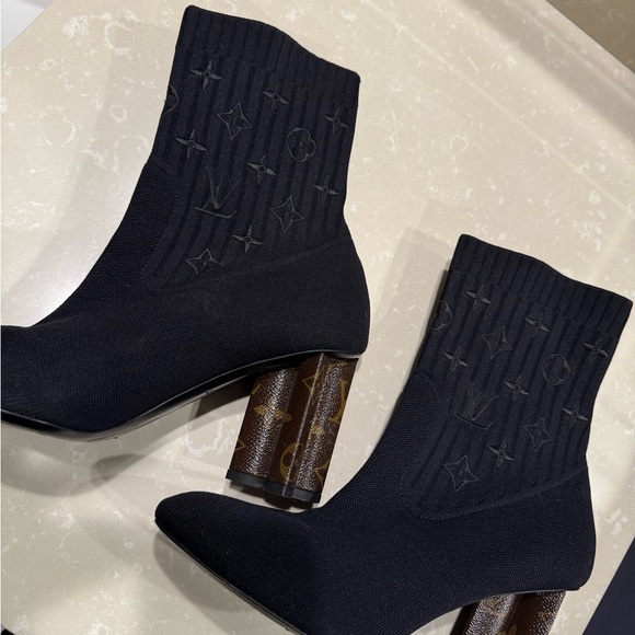 Elegant Black Designer Ankle Boots - Picture 1 of 5